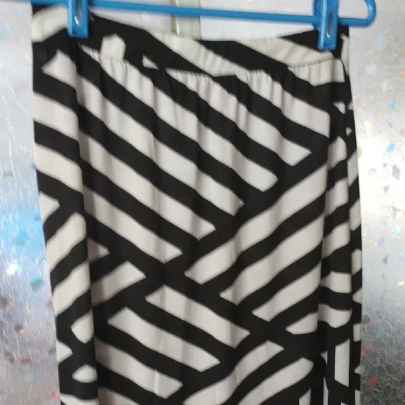 Black and White Geometric Maxi Skirt - Picture 5 of 9